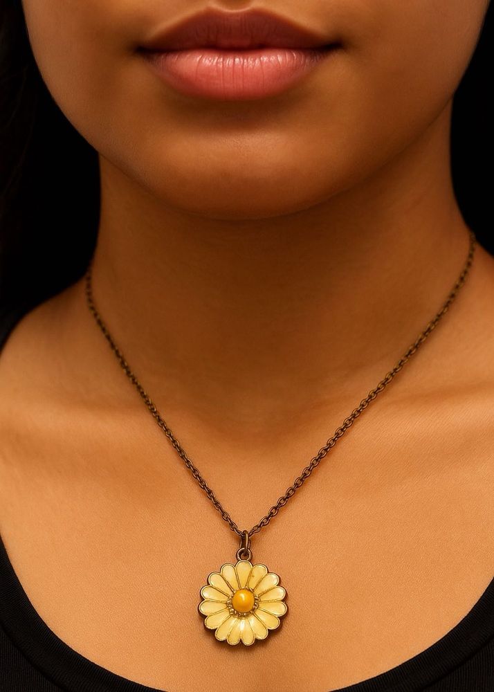 Daisy Pendant Necklace