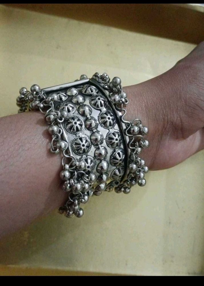 Oxidized Hand Cuff