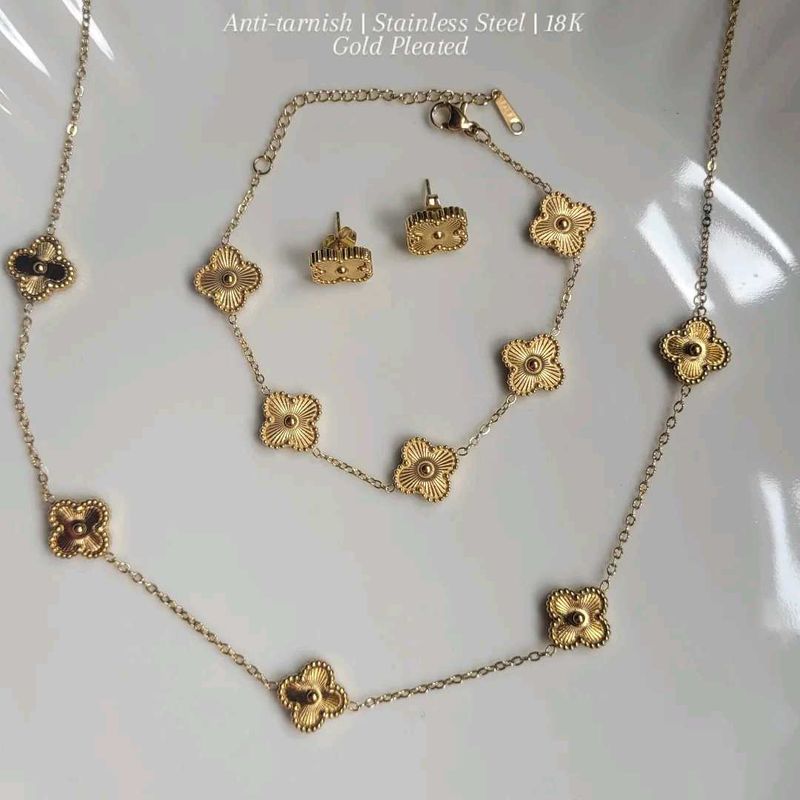 Gold Clover Jewelry Set