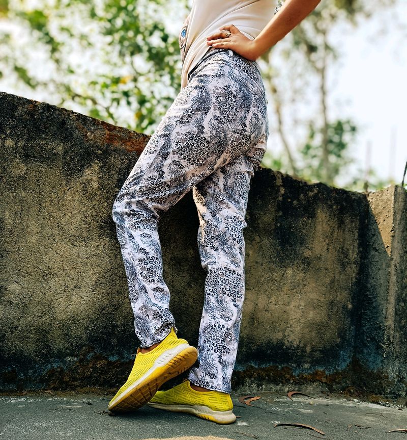 📢OFFER📢OFFER📢OFFER PRINTED JEANS FOR WOMEN  SIZE - 28 /30