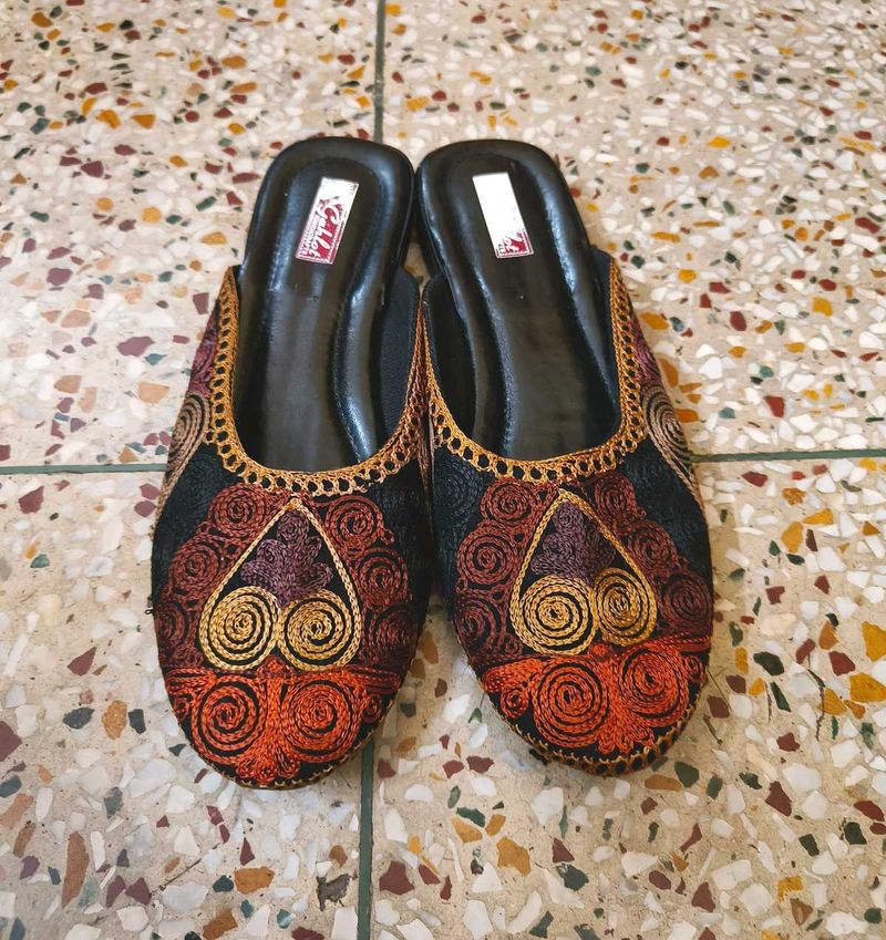 Ethenic Embroidery Juti For Women