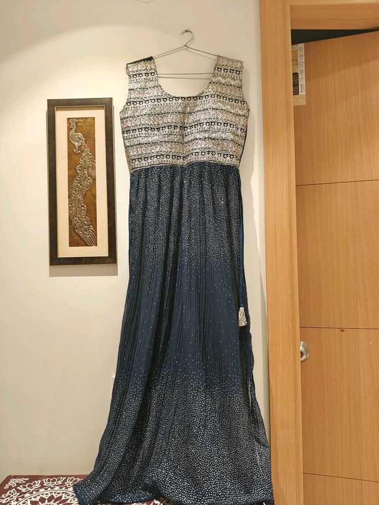 nayera cut suit