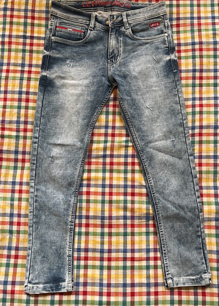 Levis’s blue ripped jeans