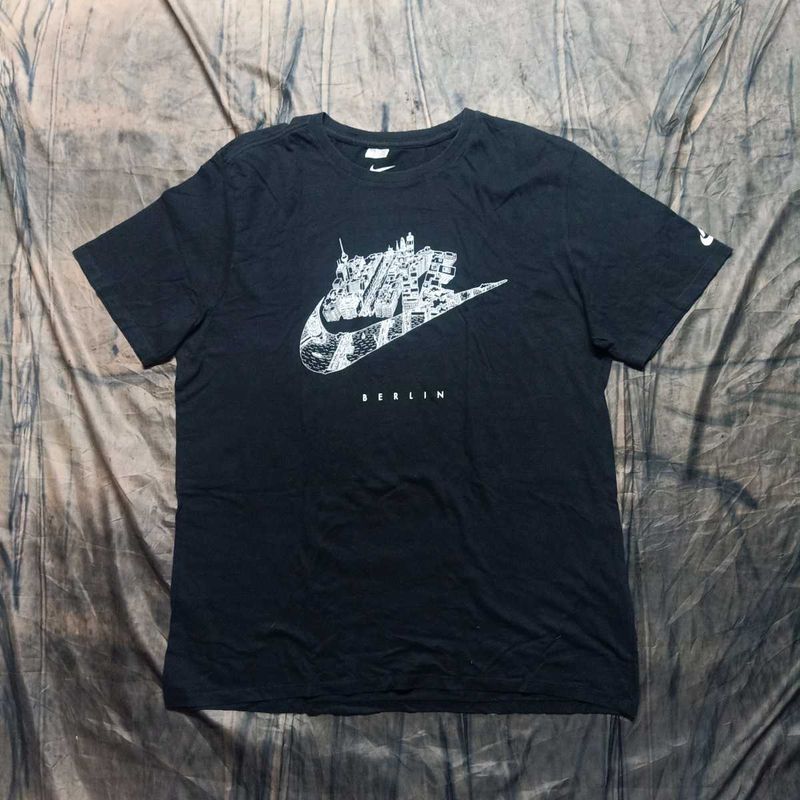 Nike Berlin Graphic Tee - Black