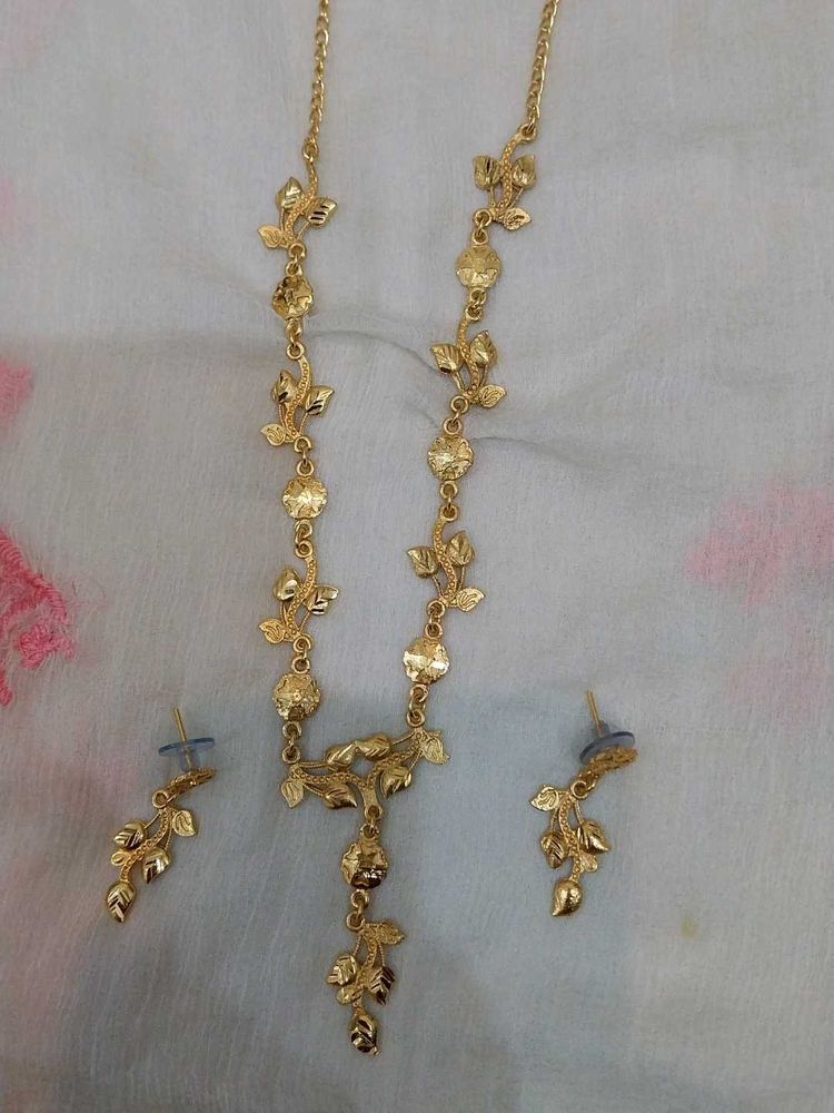 Golden Floral Necklace Set
