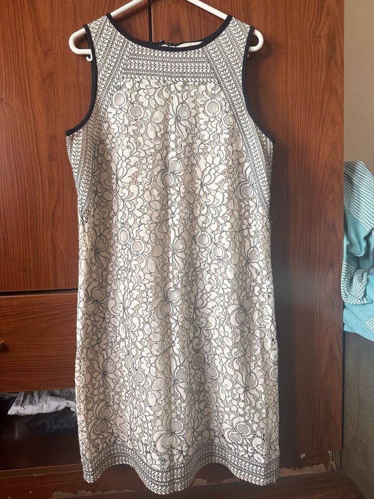 Elegant Lace Sheath Dress