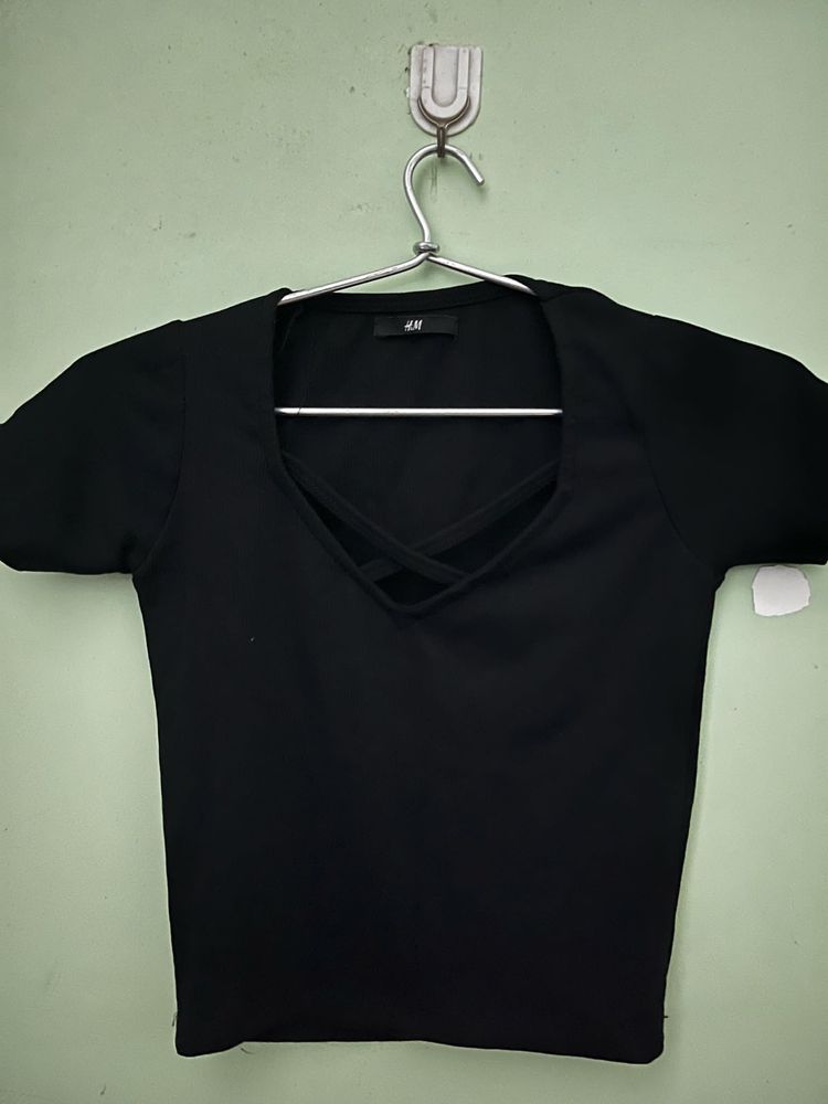H&amp;M Black Crisscross Crop Top