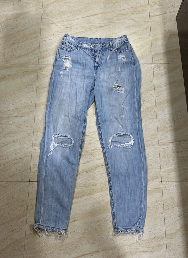 Trendy Distressed Denim Jeans with Frayed Hem