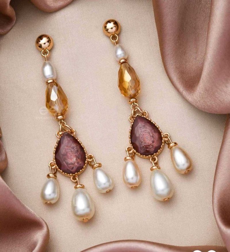 Everstylish Crystal Earrings