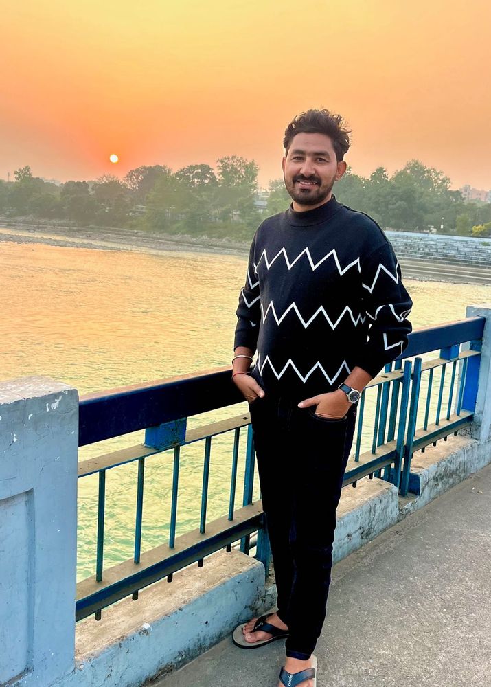 Stylish Black &amp; White Patterned Sweater