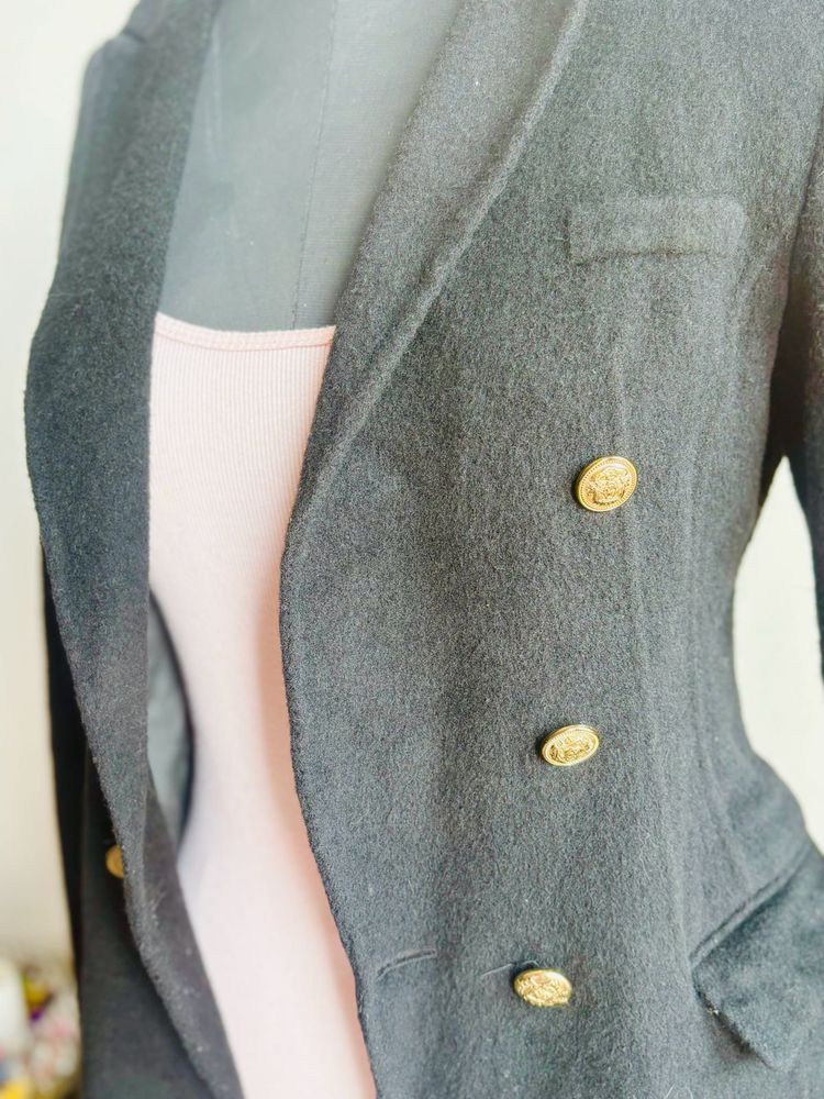 Smart All Black Blazer Perfect For This Winter