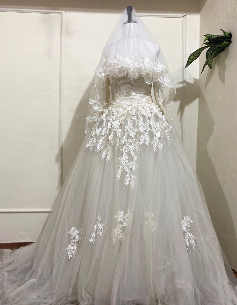 Elegant Lace Wedding Gown