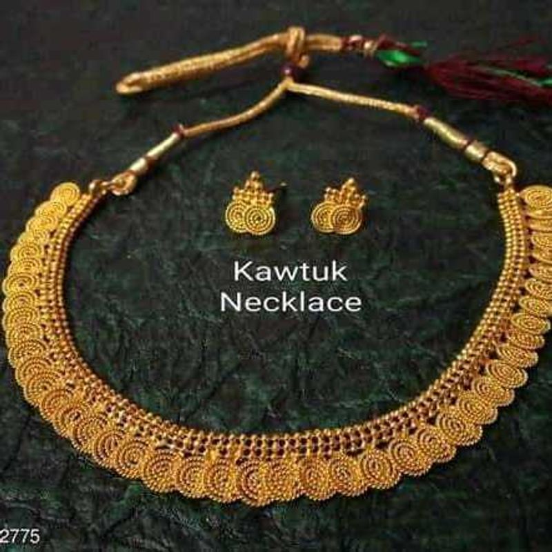 💛 Necklace Set – Brand New