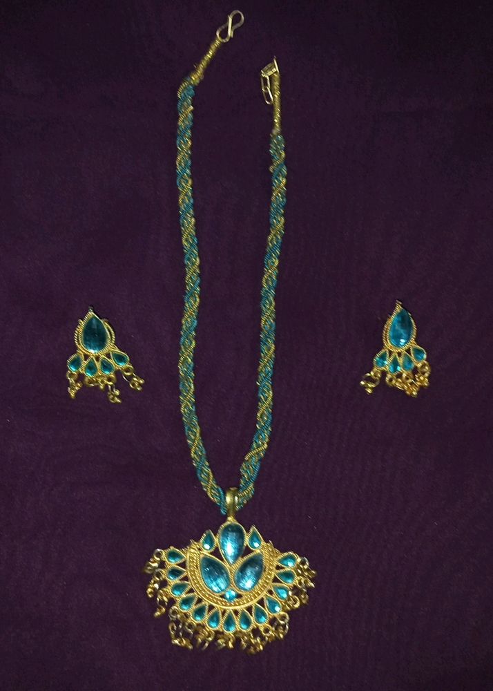 Sale📢📢Blue Studded Necklace And Earrings Set