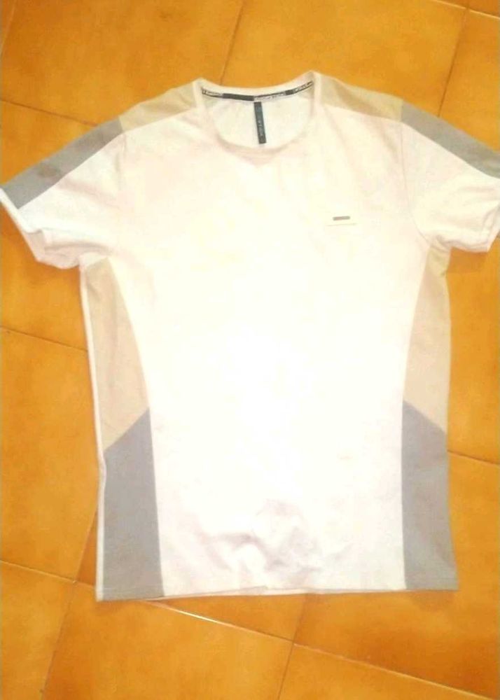 Men&#39;s White T-Shirt with Gray Accents