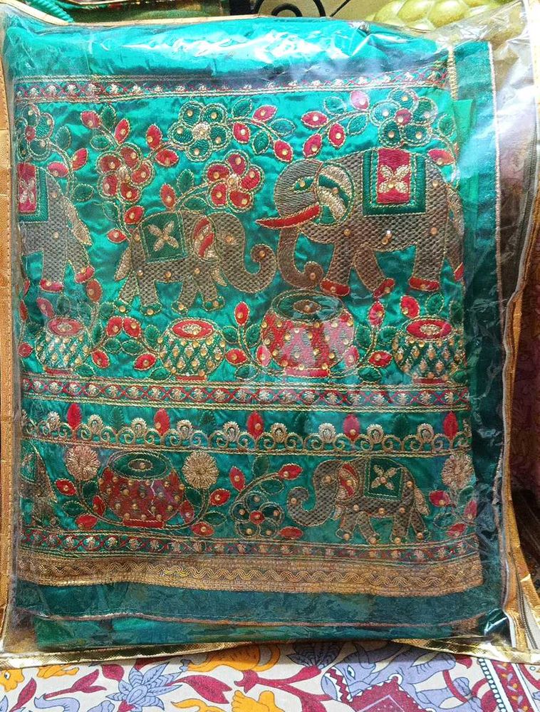 green Colour women Saree With Blouse