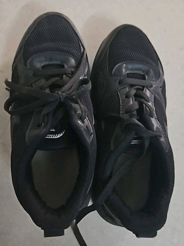 Black trendy sports shoes