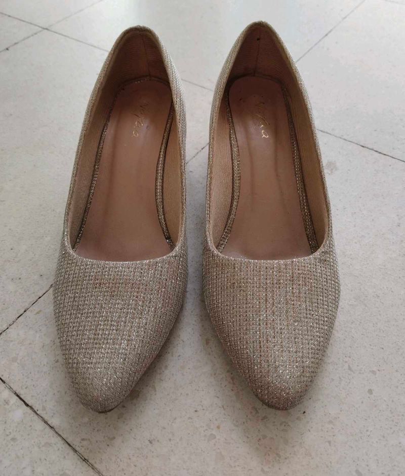 Elegant Gold Heels Good With Imperfection