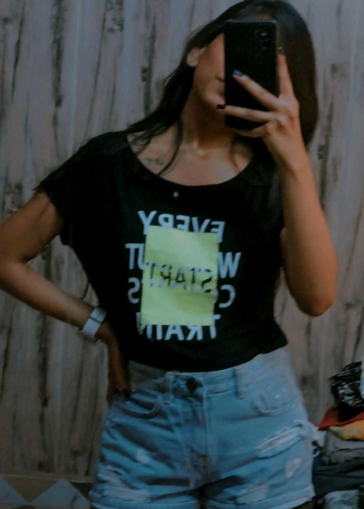 Black crop Tee