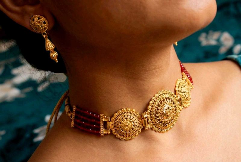 Elegant and Gold-Tone Necklace &amp; Earring Set