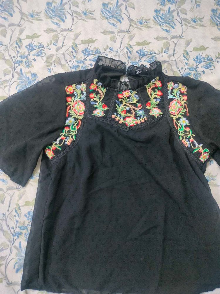 Black Embroidered Floral Top🖤🌹