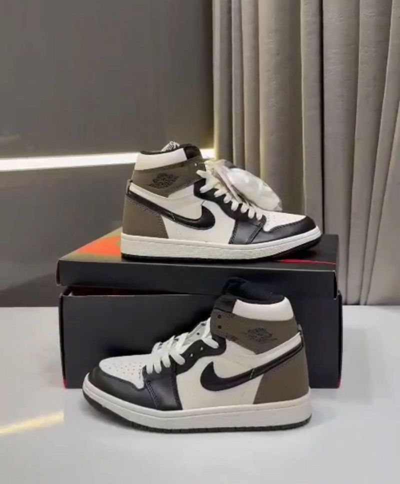 NIKE AIR JORDAN RETRO1 HIGH MOCHA