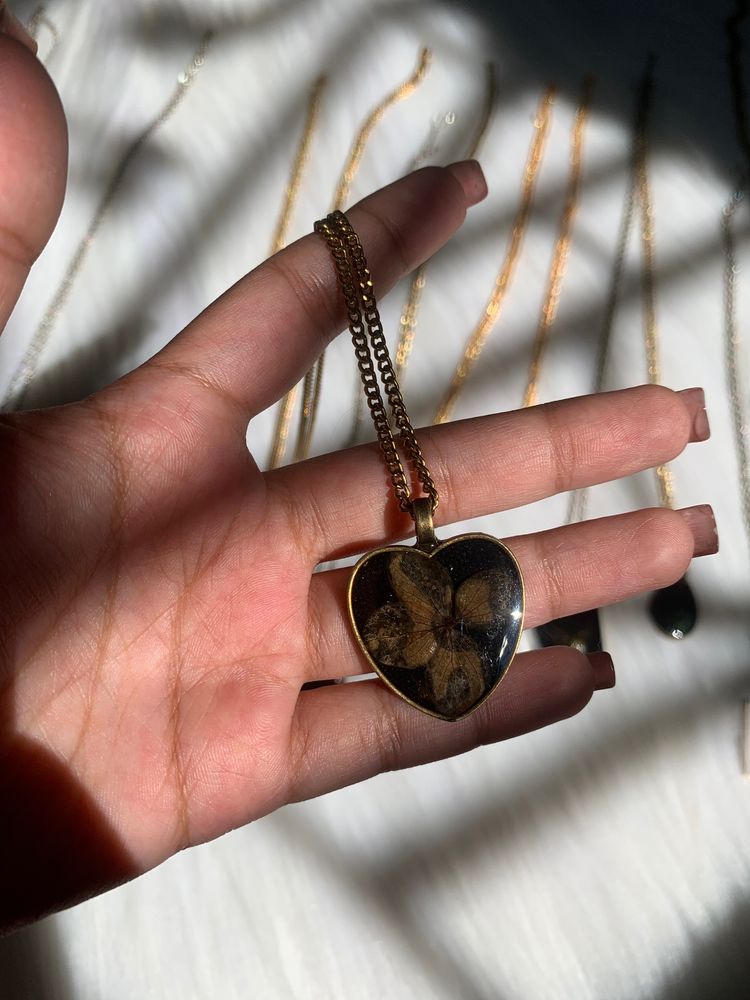 Resin pendent