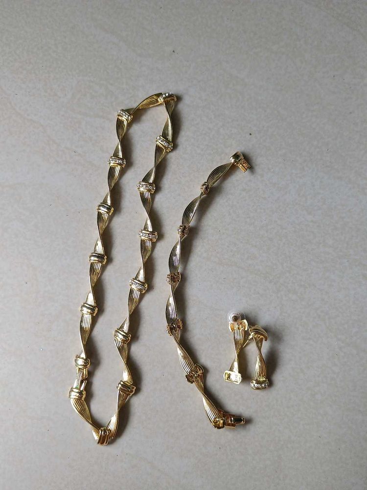Vintage Gold-Tone Necklace &amp; Earring Set