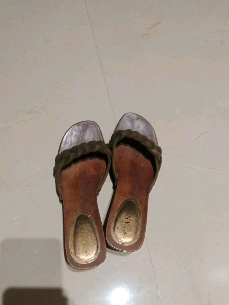 Wooden sandal With Green Velvet design