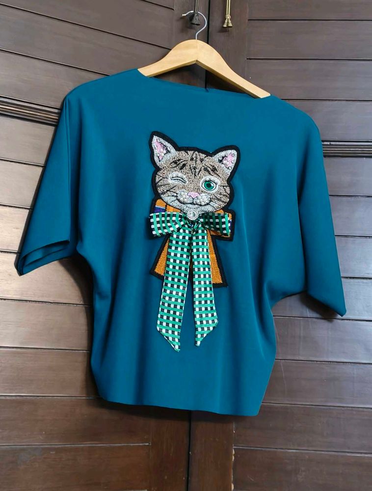 Women&#39;s Cute Cat Patch Loose Fit Casual Top