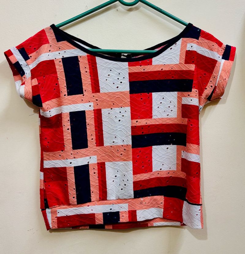 A simple top with cut-out and multicolour design.