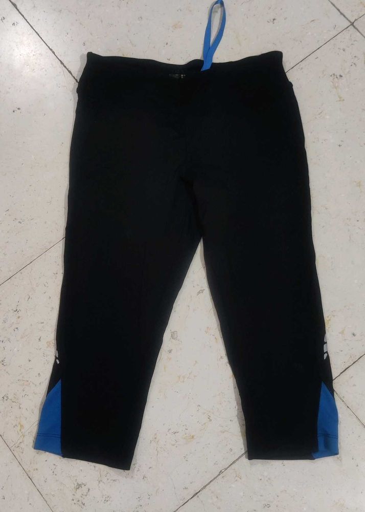 Capri active wear with elastic and drawstrings.