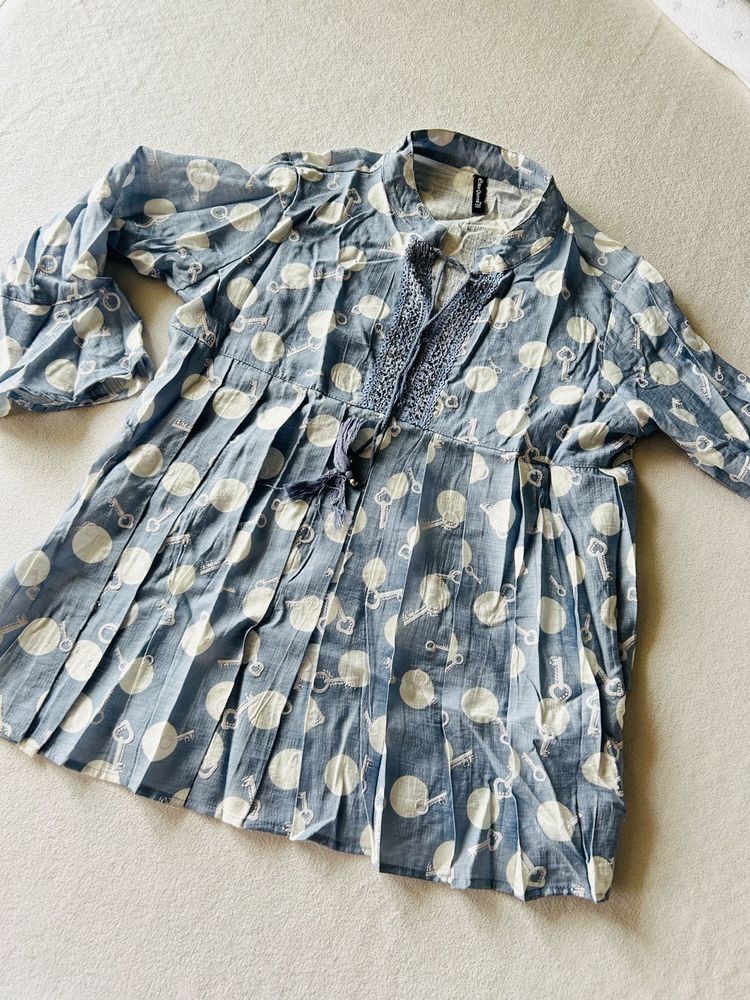 Cute blue/white top - S