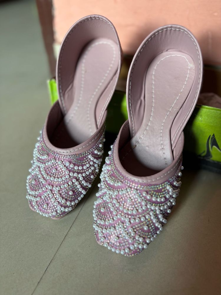 Women Embellished Juttis