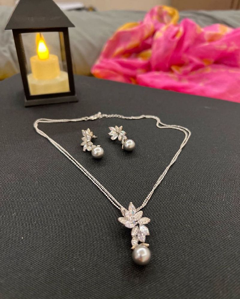 Elegant Grey Pearl Set With Earrings