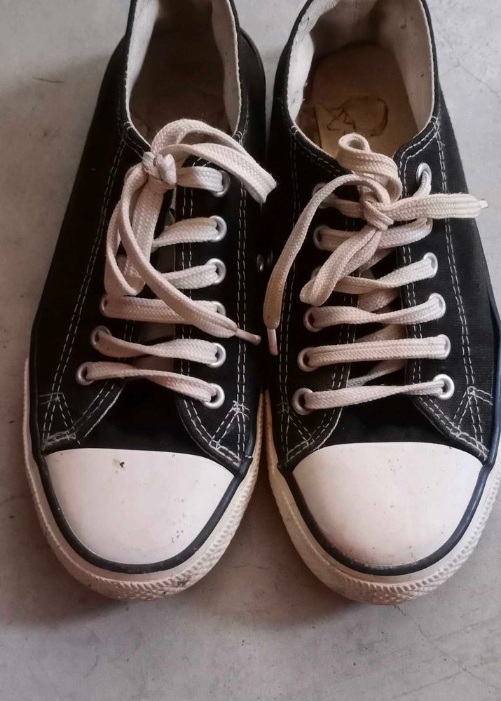 balck and white converse