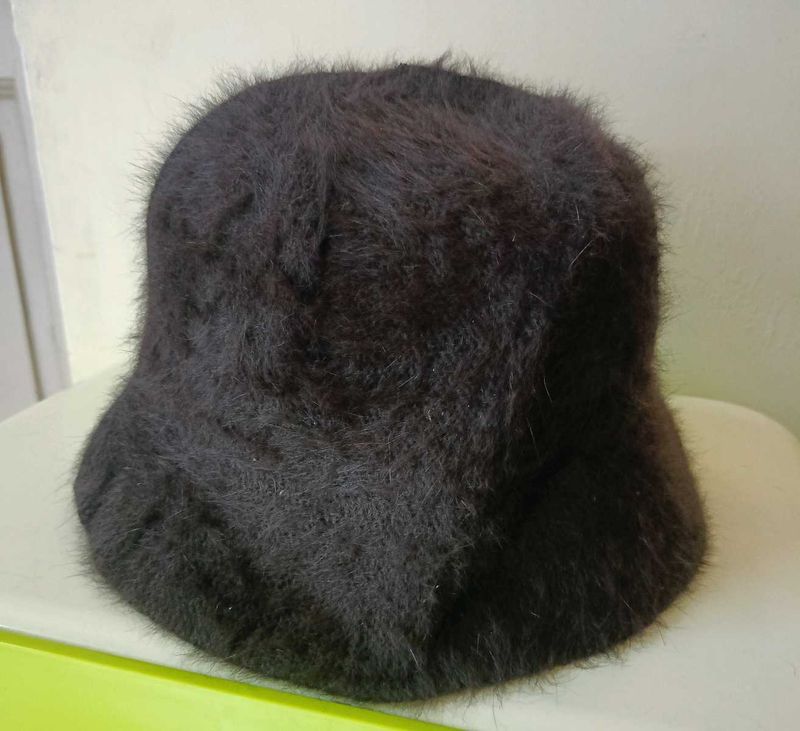 Fluffy Brown Hat it&#39;s like new n imported quality