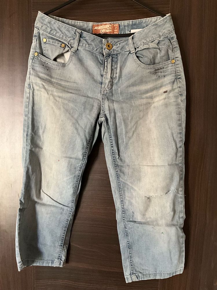 Distressed Denim Capri Jeans 👖☀️