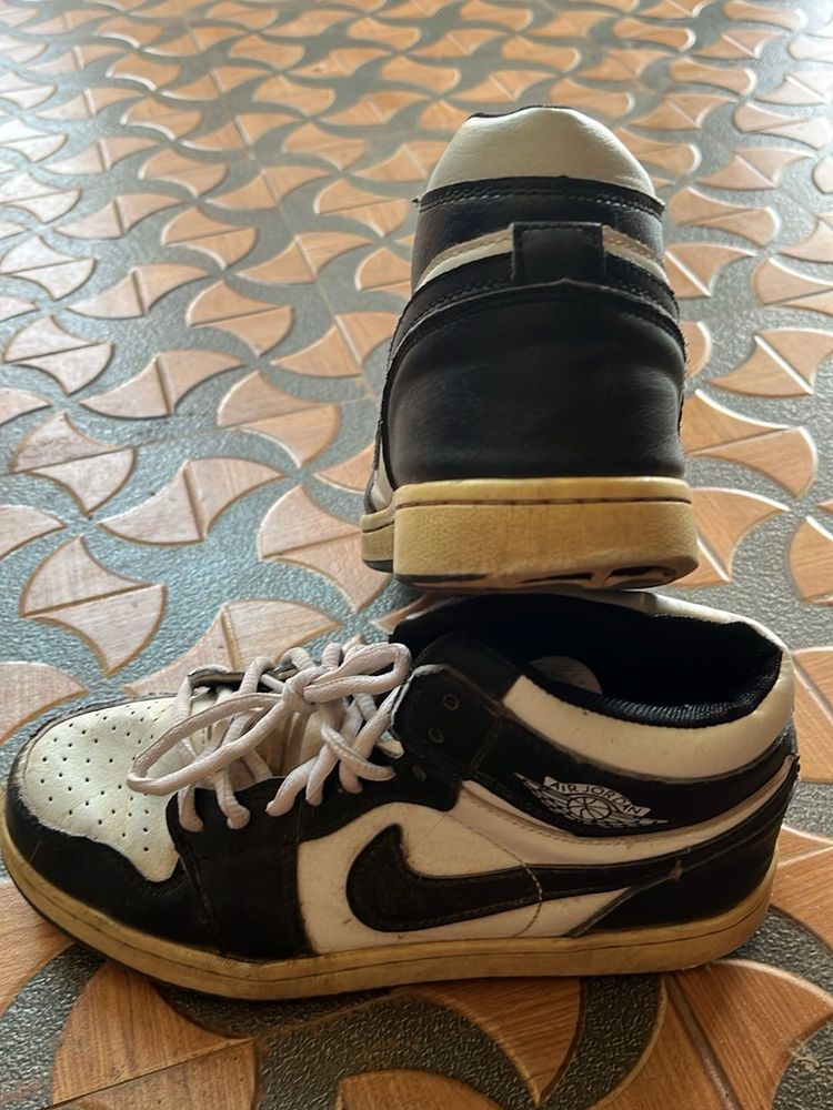 Jordan 1 Low Black/White