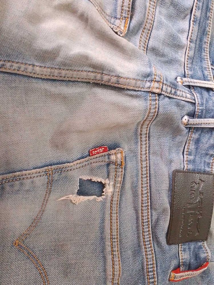 @99 Distressed Levi&#39;s Denim Jacket