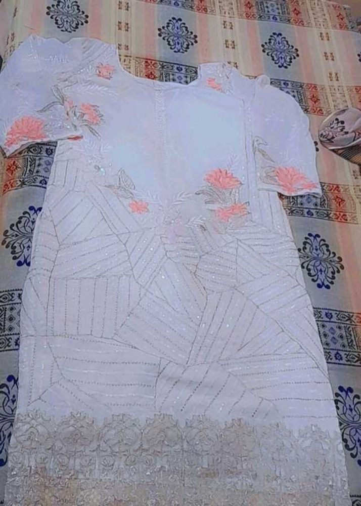 Elegant White Floral Embroidered Kurti