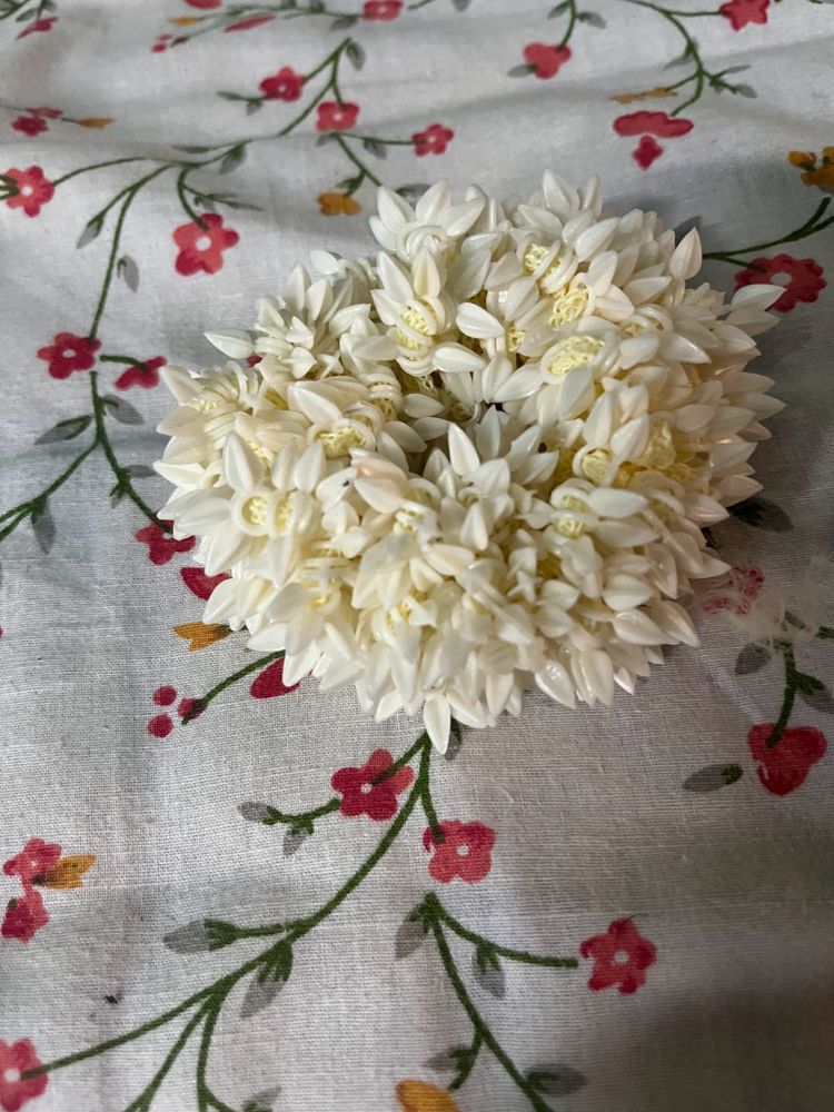 WHITE GAJRA FOR HAIR