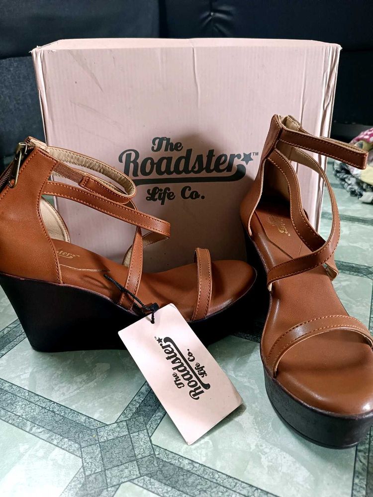 BRANDED ROADSTER WEDGES