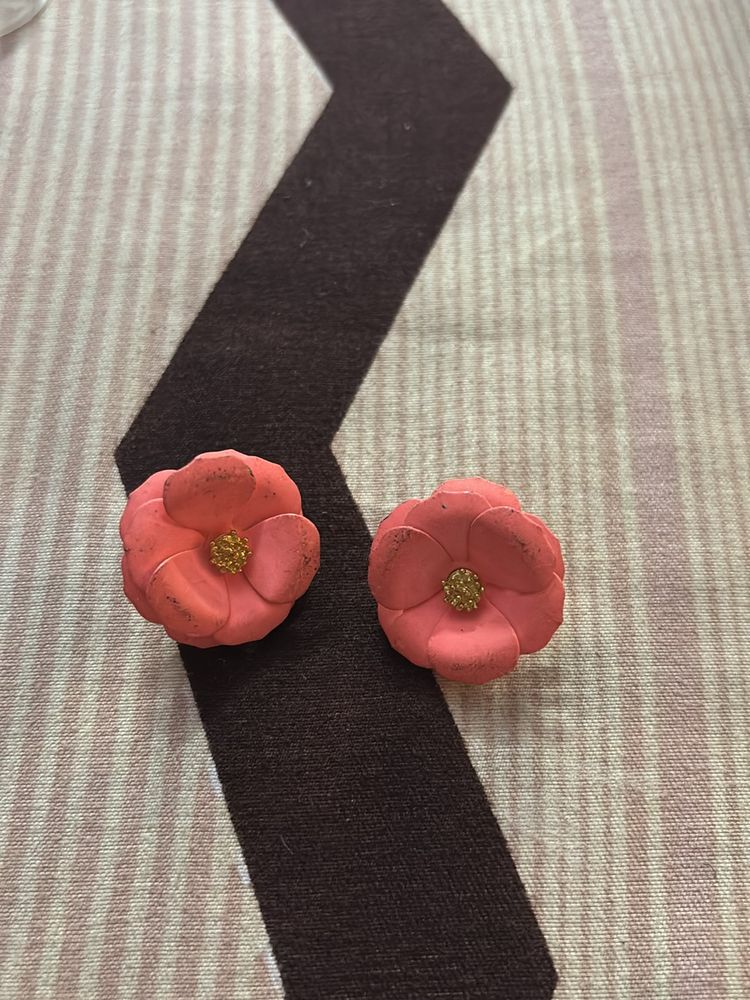 Flowery Studs Peach