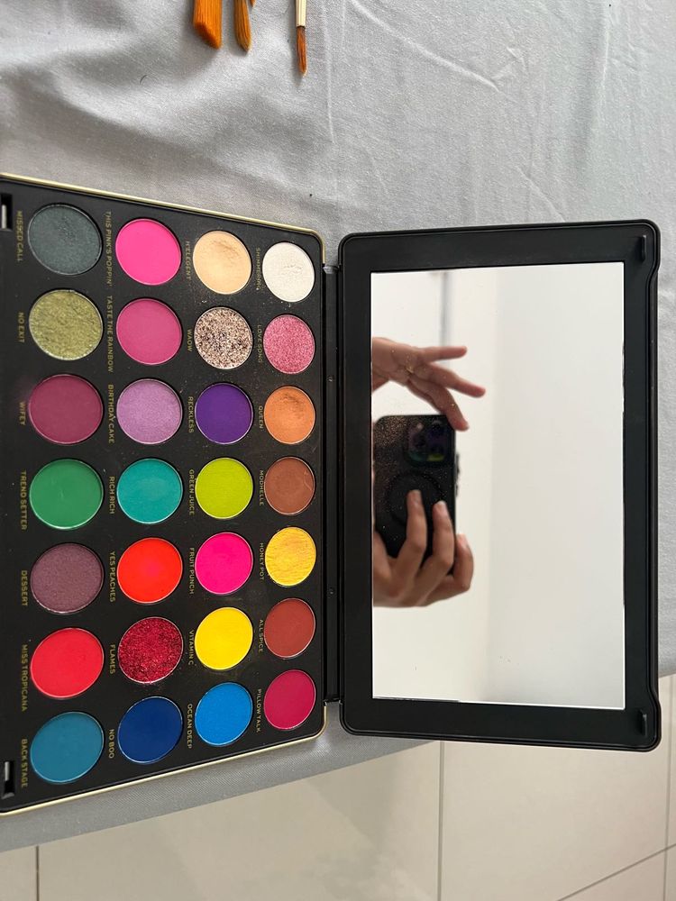 Patricia Bright Palette By Makeup Revolution