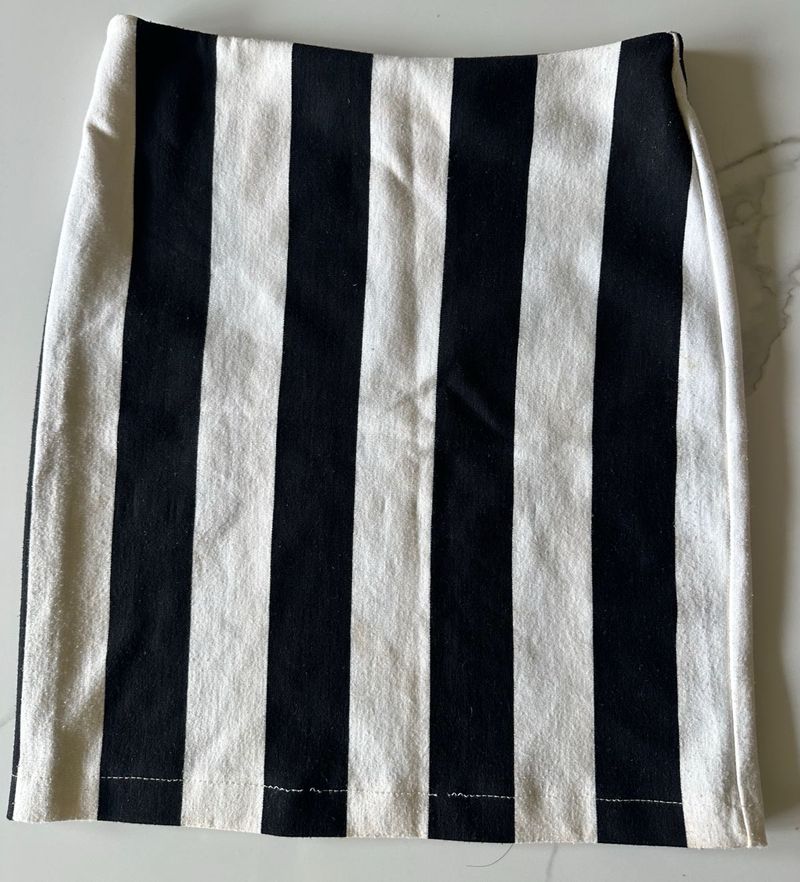 Monochrome Mini Skirt, Waist: 28-30