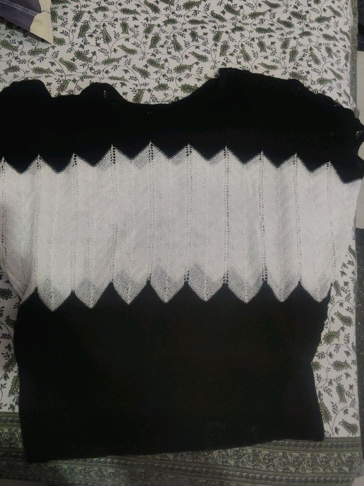 Black N White Knitted Top