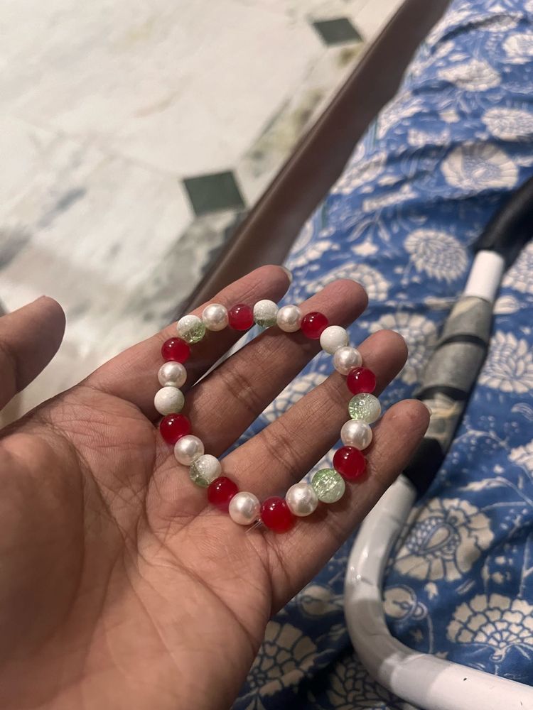 christmas 🤶 Beaded Bracelet: Red, White &amp; Green