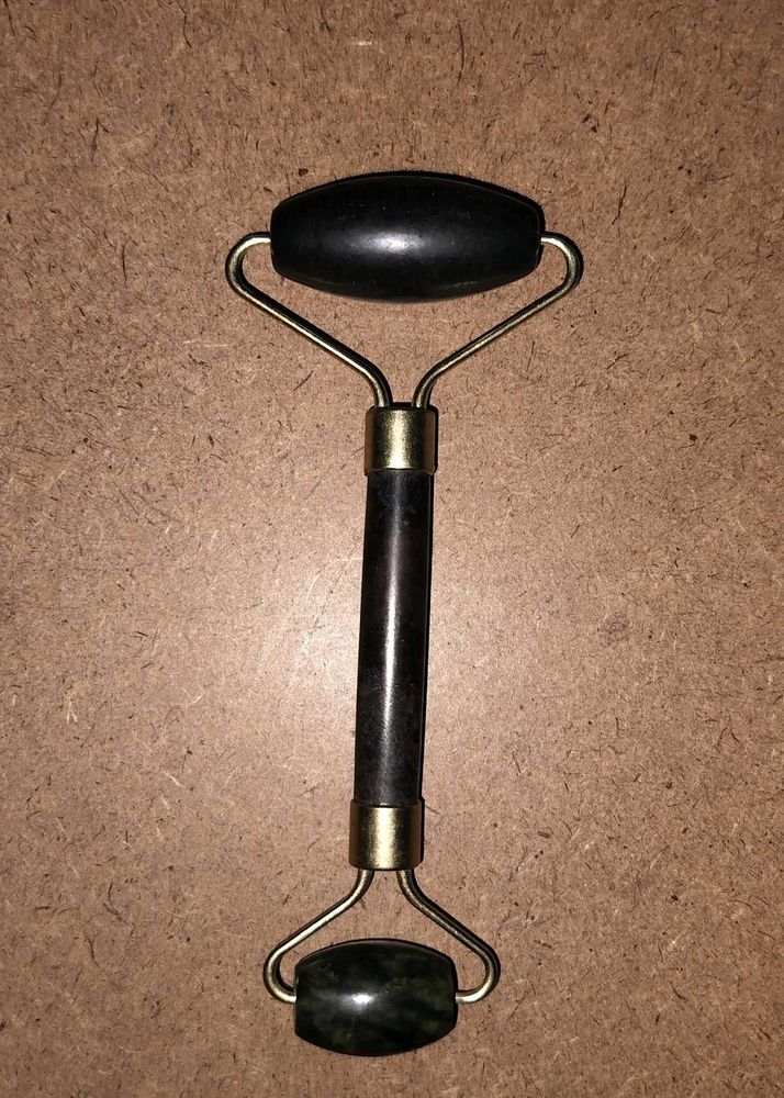 Black Jade Roller For De-Puffing