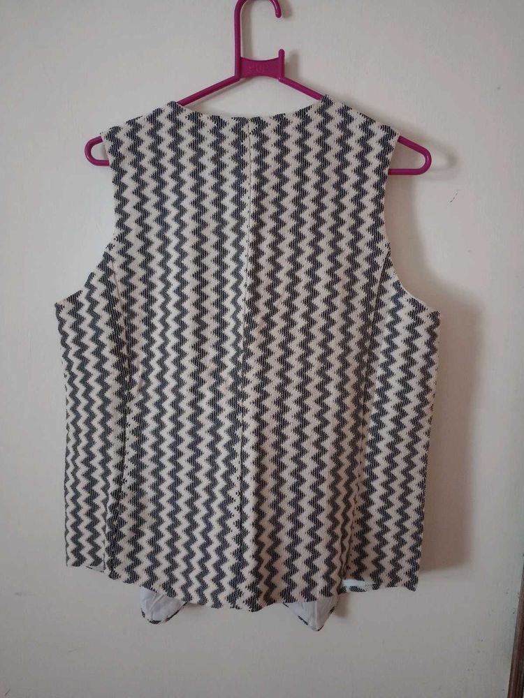 Chic Sleeveless Blazer